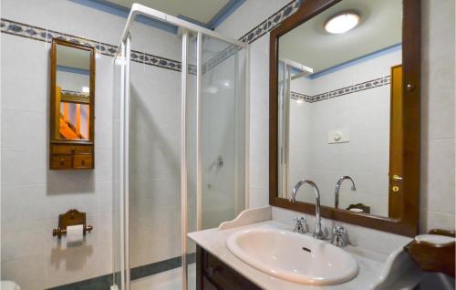 ein Bad mit einem Waschbecken und einer Dusche in der Unterkunft Gorgeous Apartment In Castiglion Fiorentino With House A Panoramic View in Castiglion Fiorentino