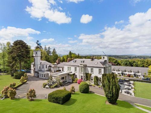 uma vista aérea de uma mansão com um quintal em Wyndham Duchally Country Estate em Auchterarder