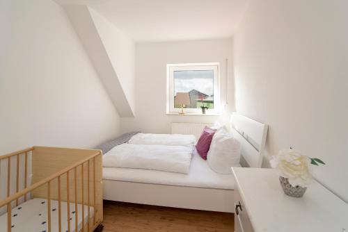 een kleine slaapkamer met een bed en een raam bij Casa della Pera in Süssau