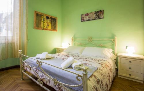 een groene slaapkamer met een bed met handdoeken erop bij Ridolfi Guest House in Florence