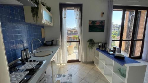 uma cozinha com um lavatório e um fogão em DeHomes - Assago Forum em Buccinasco