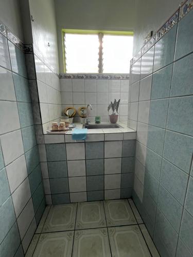 La salle de bains est pourvue d'un lavabo et d'une fenêtre. dans l'établissement The Studio byTERBAIKhome, à Puerto Princesa