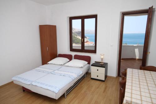 Postel nebo postele na pokoji v ubytování Apartment Metajna 6337a