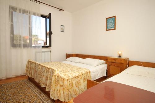 Postel nebo postele na pokoji v ubytování Apartments by the sea Novigrad - 6979