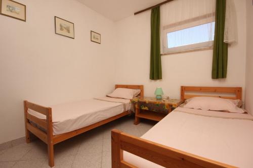 - 2 lits jumeaux dans une chambre avec fenêtre dans l'établissement Apartments with a parking space Valbandon, Fazana - 7228, à Fažana