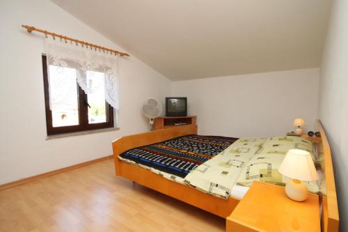 - une chambre avec un lit, une table et une fenêtre dans l'établissement Apartments with a parking space Novigrad - 7037, à Novigrad