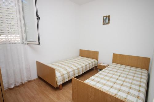 Katil atau katil-katil dalam bilik di Apartments by the sea Kustici, Pag - 4129