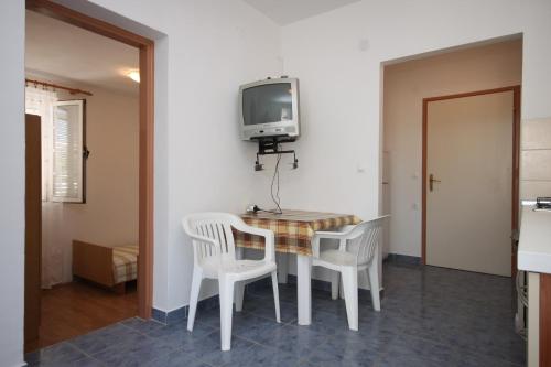 Televisyen dan/atau pusat hiburan di Apartments by the sea Kustici, Pag - 4129