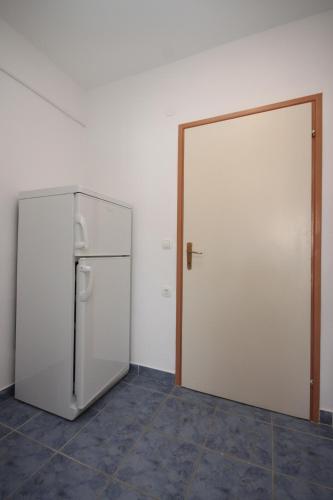 Gambar di galeri bagi Apartments by the sea Kustici, Pag - 4129 di Kustići