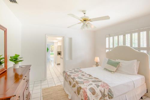 een slaapkamer met een bed en een plafondventilator bij Sensational Seaside Home in Fort Lauderdale