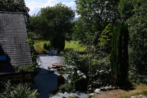 a picnic table in the middle of a garden at Cae Lleci in Dolgellau