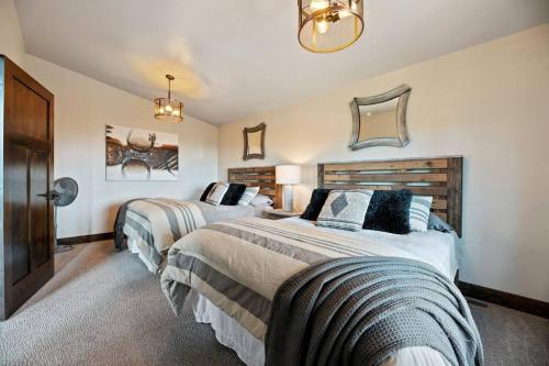 een slaapkamer met 2 bedden in een kamer bij Altitude Adjustment- Panoramic Views, Sleeps 12 in Lead