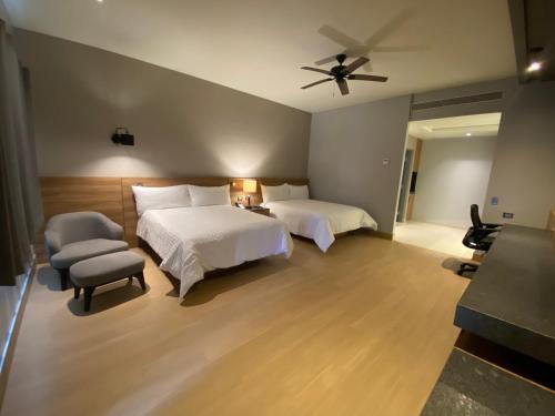ナボホアにあるRIVI GRAND HOTELのベッドルーム1室(ベッド2台、シーリングファン付)