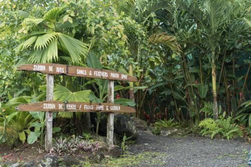 a couple of wooden signs in a garden at Cabañas del Rio in Fortuna