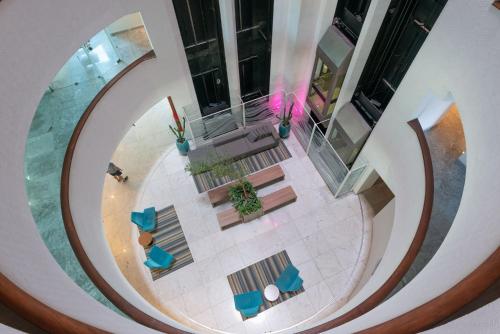 an overhead view of a lobby with tables and chairs at Apartamento em Hotel Beira Mar de Boa Viagem in Recife