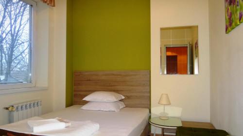 Ένα ή περισσότερα κρεβάτια σε δωμάτιο στο Guest Rooms Kom