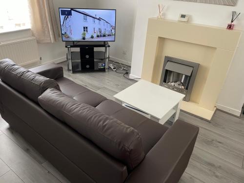Televisyen dan/atau pusat hiburan di Spacious semi detached house