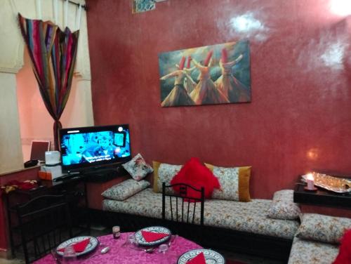 马拉喀什Riad Lounge à Marrakech的客厅里有一张沙发和一台电视