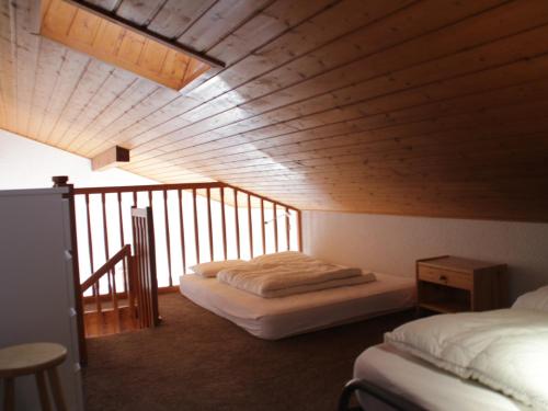 1 Schlafzimmer mit 2 Betten in einem Zimmer mit Holzdecken in der Unterkunft Appartement Châtel, 2 pièces, 5 personnes - FR-1-200-220 in Châtel