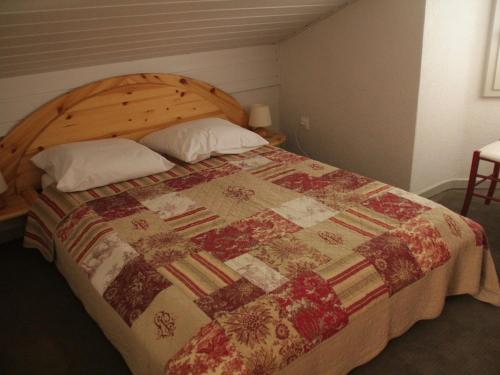 シャテルにあるAppartement Châtel, 2 pièces, 5 personnes - FR-1-200-230のベッドルーム(キルト付きのベッド付)