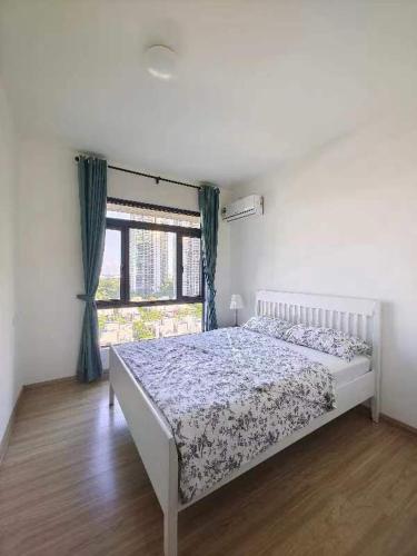 a bedroom with a bed and a large window at FOREST CITY@STARVIEW BAY&ATARAXIA PARK (SEAVIEW) in Gelang Patah