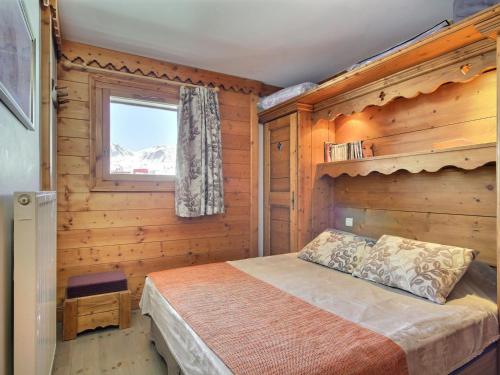 une chambre avec un lit dans une pièce en bois dans l'établissement Appart au pied des pistes avec piscine, salle de fitness et WiFi - FR-1-455-222, à Aime La Plagne