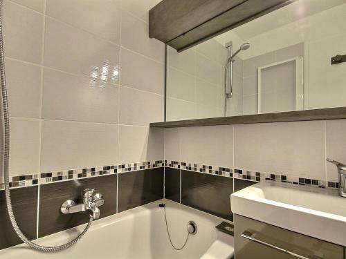 une salle de bain avec une baignoire et un lavabo dans l'établissement Studio-cabine équipé au pied des pistes à Belle Plagne - FR-1-455-221, à La Plagne Tarentaise