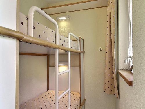 Ce lit superposé se trouve dans un dortoir doté de lits superposés. dans l'établissement Studio-cabine équipé au pied des pistes à Belle Plagne - FR-1-455-221, à La Plagne Tarentaise