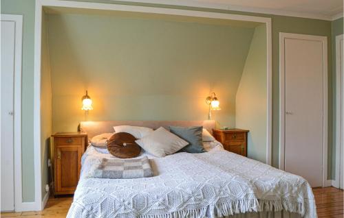 a bedroom with a bed with a teddy bear on it at Awesome Home In Hallstavik With Wifi in Hallstavik