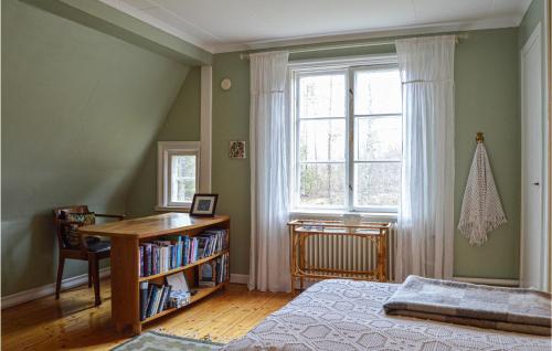 een slaapkamer met een bed, een bureau en een raam bij Awesome Home In Hallstavik With Wifi in Hallstavik