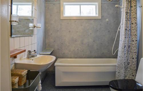 een badkamer met een wastafel, een bad en een toilet bij Awesome Home In Hallstavik With Wifi in Hallstavik