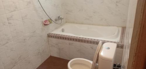 Ένα μπάνιο στο Khailash Warung and Home Stay