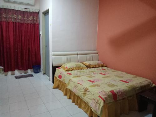 Un pat sau paturi într-o cameră la De Asmeira Homestay Gambang