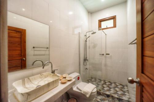 y baño con ducha, lavabo y aseo. en The Liveliwoods, en Khao Sok
