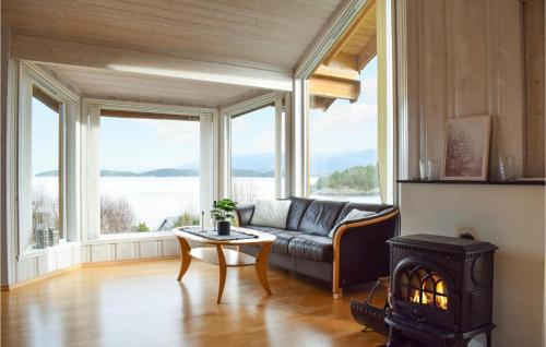 Χώρος καθιστικού στο 4 Bedroom Gorgeous Home In Bjoa