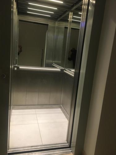 La salle de bains est pourvue d'une douche avec une porte en verre. dans l'établissement Dolores House PREMIUM, à Ushuaia