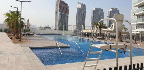 Bazén v ubytování Dubai Fully Furnished Luxury Apartment, Artesia, Damac Hills, nebo v jeho okolí