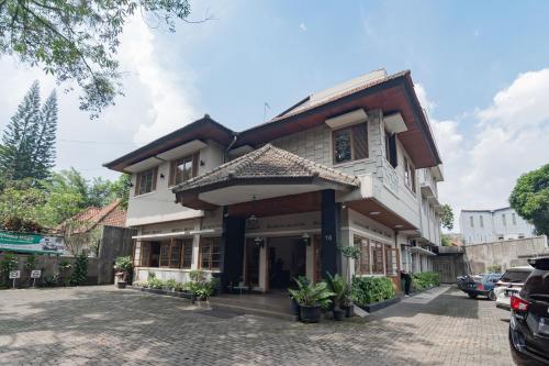 uma casa no meio de uma rua em RedDoorz near Institut Teknologi Bandung 2 em Bandung
