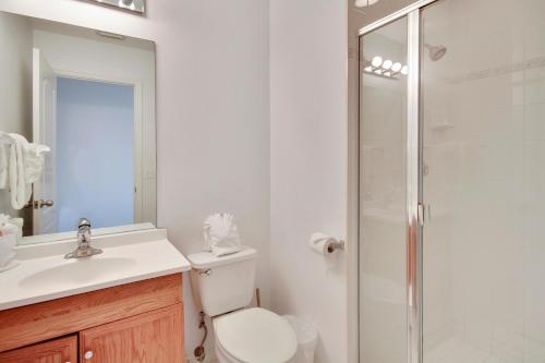 La salle de bains est pourvue de toilettes, d'un lavabo et d'une douche. dans l'établissement Amadeus 2, à St. Pete Beach