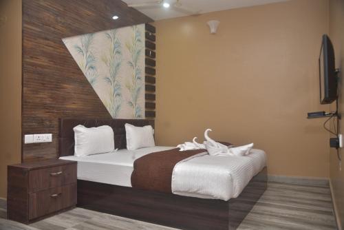 En eller flere senger på et rom på Hotel Maa International