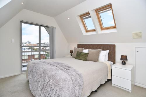 Tempat tidur dalam kamar di Regents 94 - Christchurch Holiday Homes