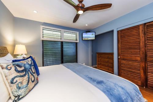a bedroom with a bed and a ceiling fan at Noelani 304 in Kahana
