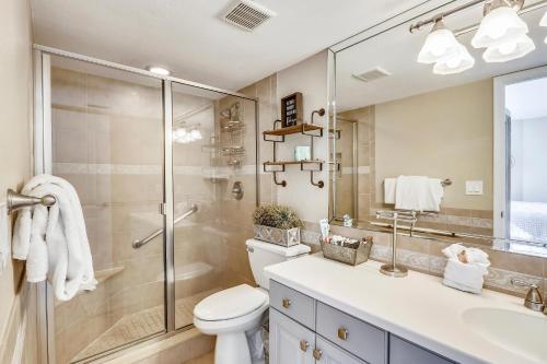 een badkamer met een douche, een toilet en een wastafel bij Caprice 401 in St Pete Beach