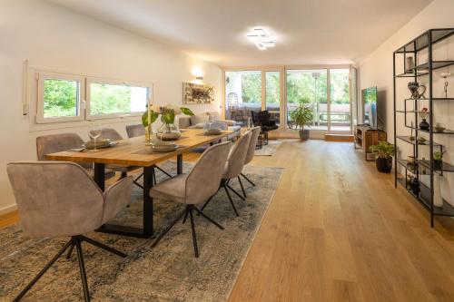 a dining room with a long table and chairs at SweetHome - Luxus pur - große Küche, 2 Bäder, 2 Terrassen in Ottobrunn
