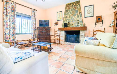 A television and/or entertainment centre at Stunning Home In Villafranca De Cordoba