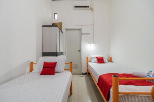 Postel nebo postele na pokoji v ubytování RedDoorz near Terminal Bubulak Bogor
