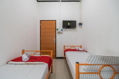 Postel nebo postele na pokoji v ubytování RedDoorz near Terminal Bubulak Bogor