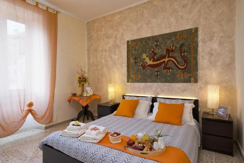 Un dormitorio con una cama con una bandeja de fruta. en Vecchio Treno guest house, en Tívoli