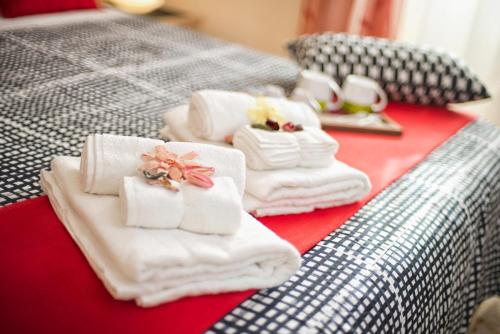a group of towels and cups on a bed at Vecchio Treno guest house in Tivoli