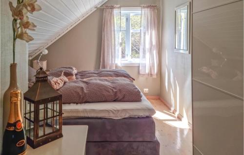 Schlafzimmer mit einem Bett und einem Fenster in der Unterkunft Amazing Home In Mandal With Kitchen in Mandal